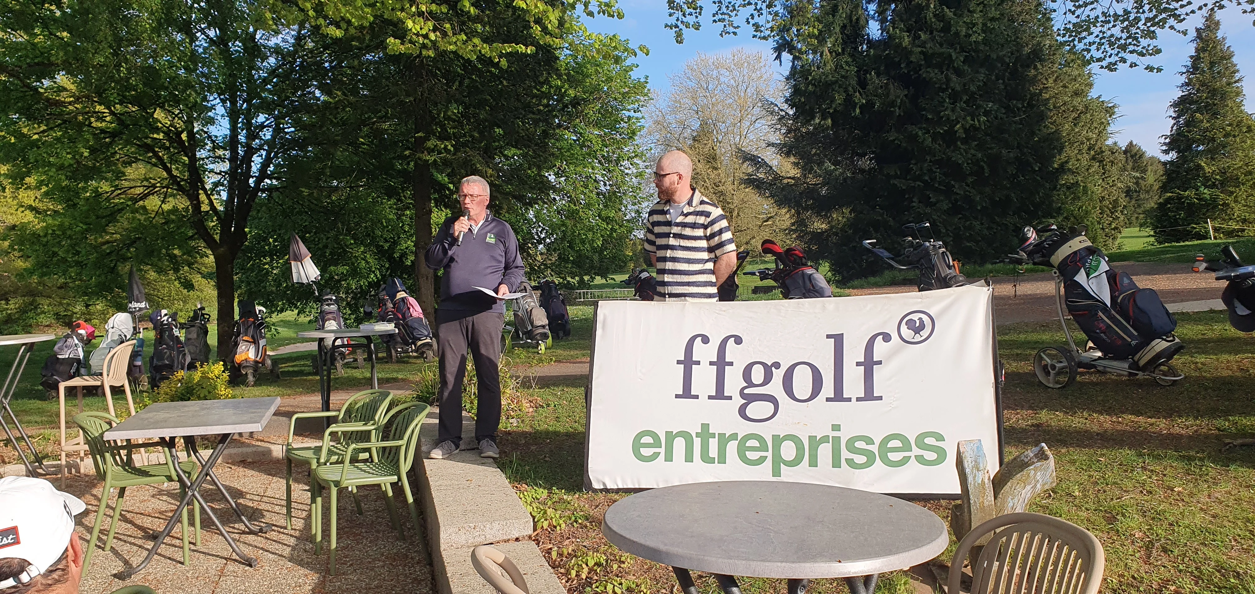 Les remerciements au golf de Prunevelle avec son directeur MR